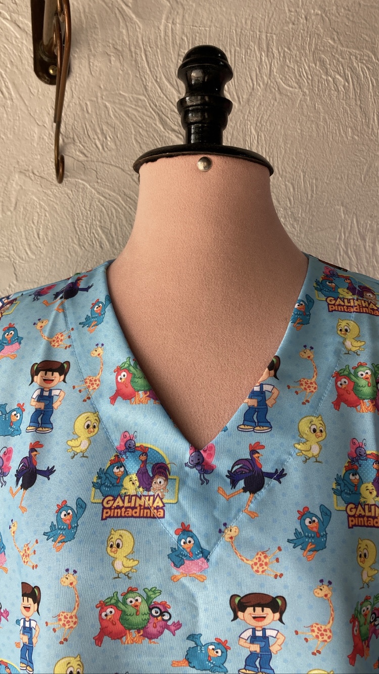 Blusa Scrub de Pijama Cirúrgico Estampado Unissex Galinha pintadinha